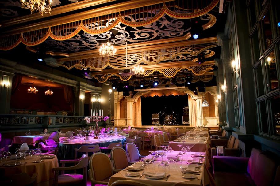 Обзор театра-ресторана «Чаплин Холл» на Пироговской набережной в Петербурге